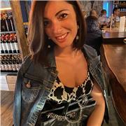 Laureata in giurisprudenza impartisce lezioni di diritto a studenti delle scuole superiori e ad universitari